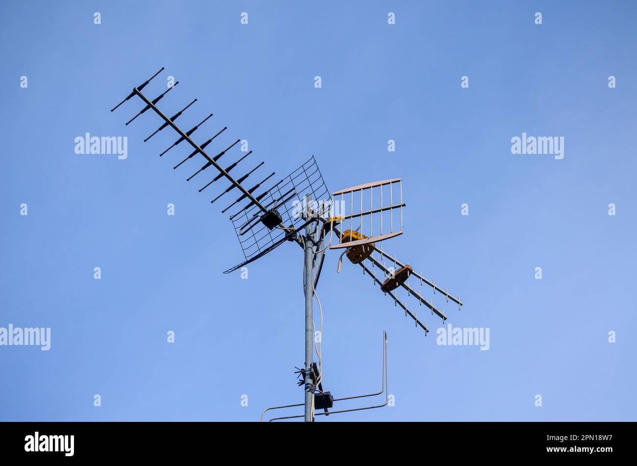 antena de tv analógica vieja y oxidada con fondo de cielo azul Fotografía  de stock - Alamy