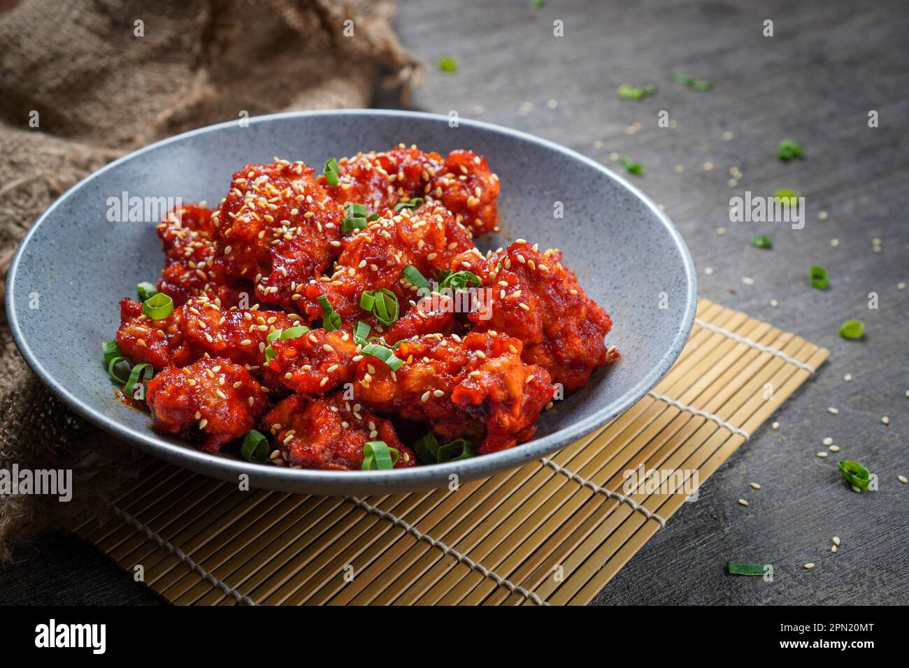 Yangnyeom Tongdak (pollo frito picante coreano) Alitas de pollo picantes en salsa  agridulce sobre fondo rústico Fotografía de stock - Alamy