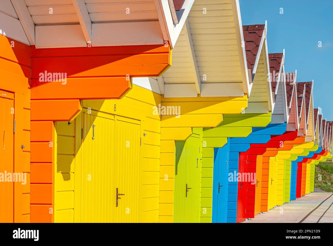 Cabañas de playa coloridas en Scarborough North Beach en North Yorkshire, Inglaterra Foto de stock