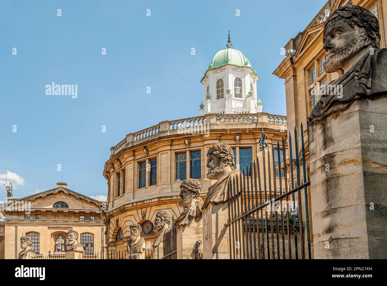 Esculturas frente al Teatro Sheldonian en la Universidad de Oxford, Oxfordshire, Inglaterra Foto de stock