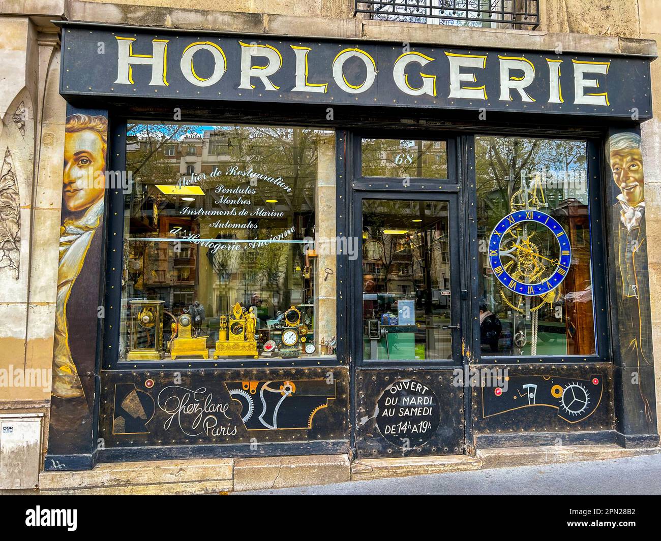 París, Francia, Old Store Front, relojero, relojería, Pequeña empresa,  75013 Fotografía de stock - Alamy