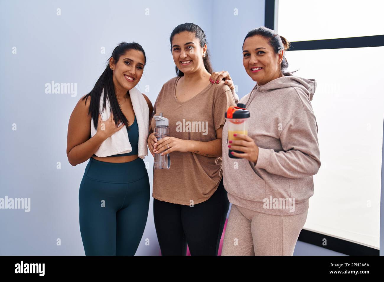 Tres mujeres con ropa deportiva de pie en el centro deportivo Fotografía de  stock - Alamy