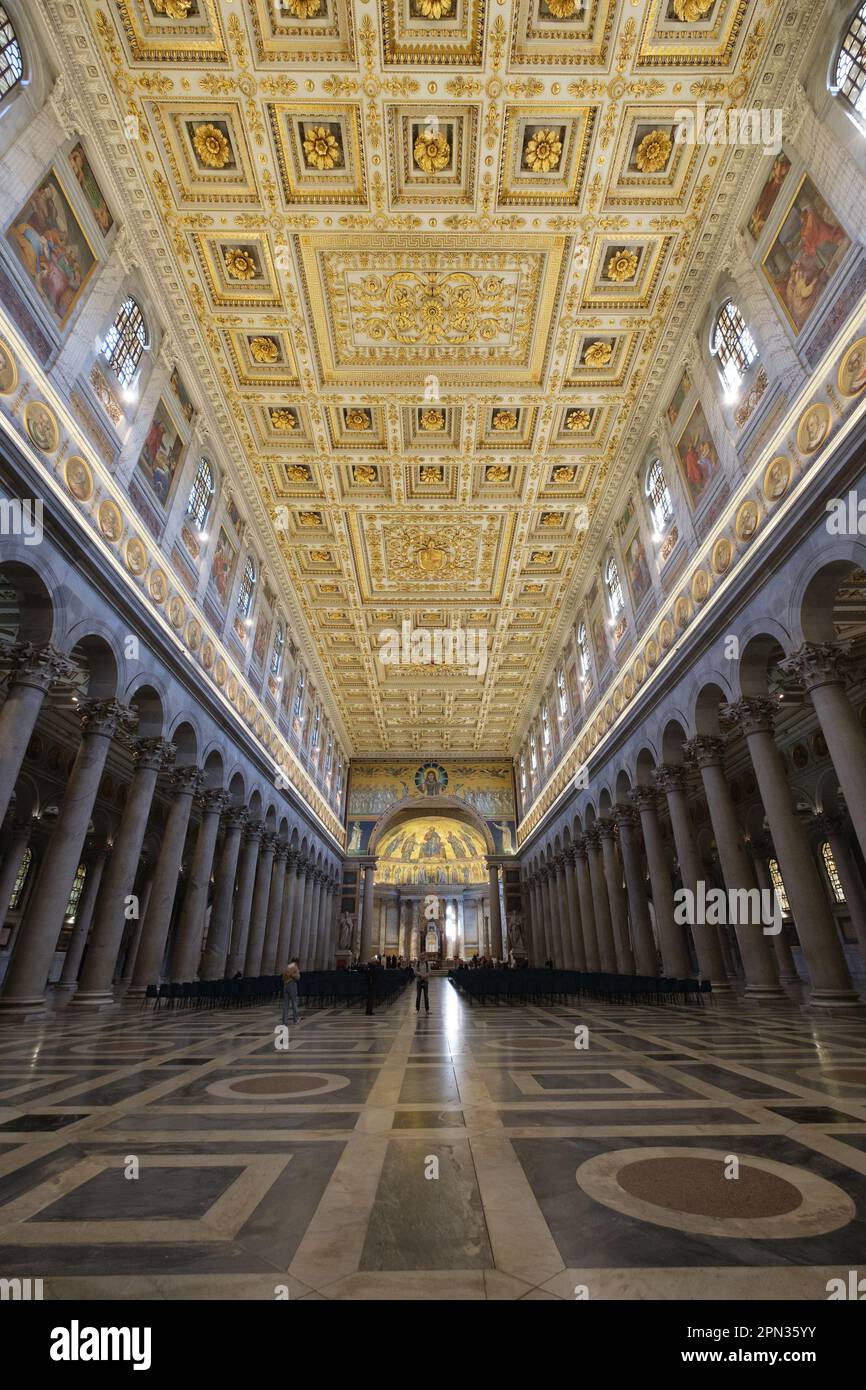 Rame, Italia. 06th de abril de 2023. Vista interior de la Basílica de San  Pablo fuera de la Muralla en Roma. Es la segunda basílica más grande de  Roma, es el lugar