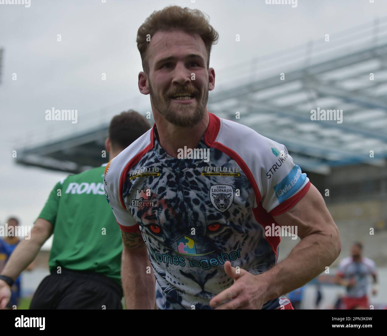 Ben Reynolds 15 de Leigh Leopards celebra su intento durante el