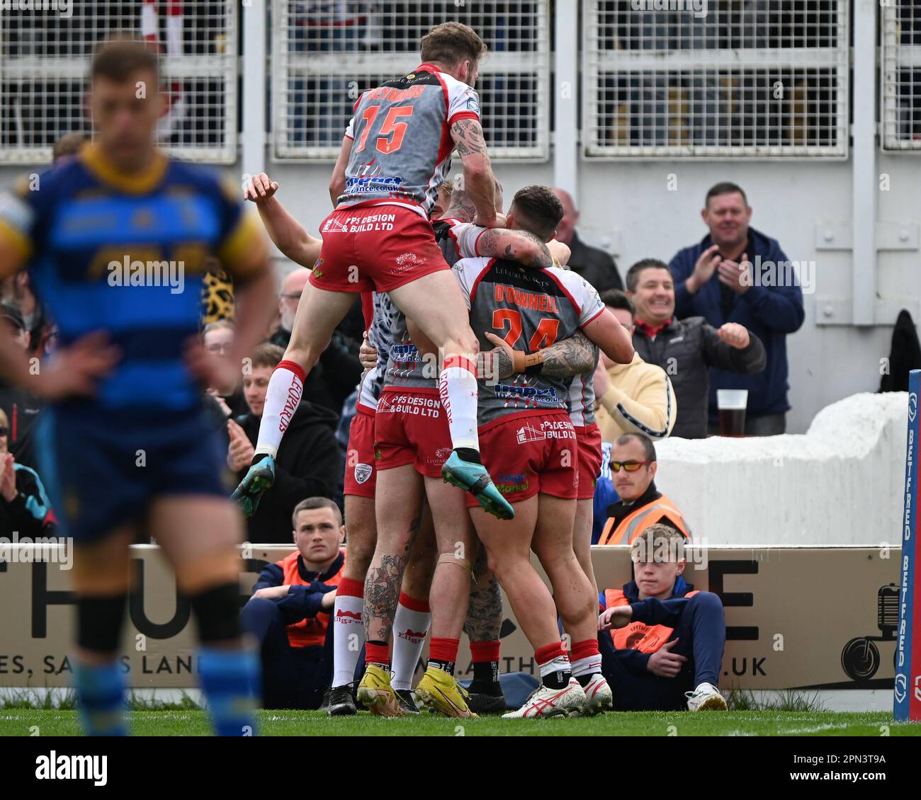 Ben Reynolds 15 de Leigh Leopards celebra con sus compañeros de equipo