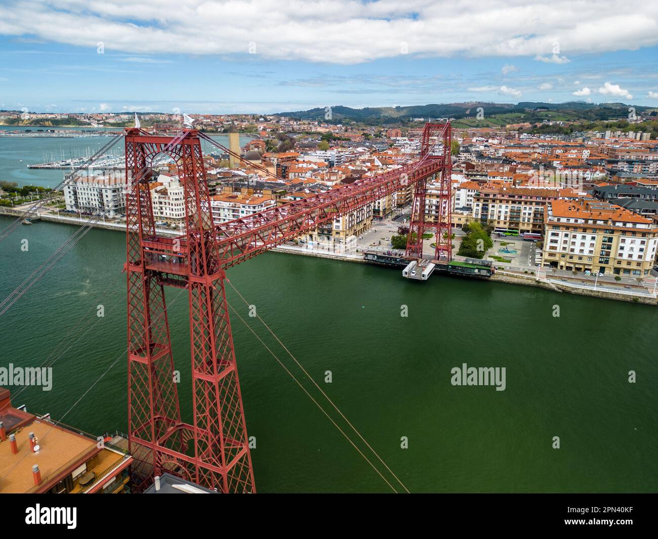 Una vista aérea de un amplio puente colgante rojo sobre el agua en Bilbao,  España Fotografía de stock - Alamy