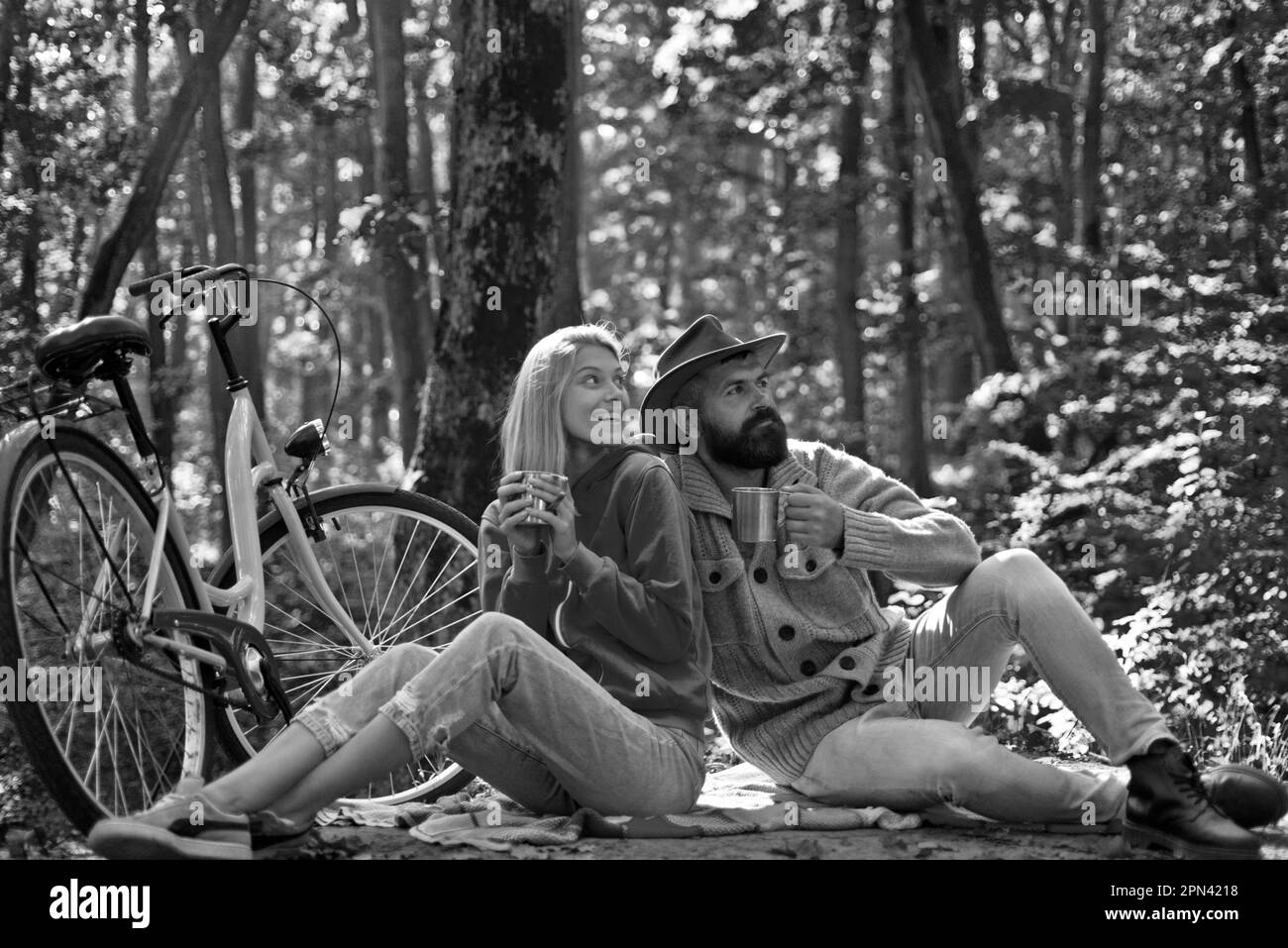 Pareja romántica en la fecha. Fecha y amor. Otoño fecha caminata en el bosque. Cita romántica con bicicleta. Pareja en el amor montar en bicicleta juntos en el parque forestal Foto de stock