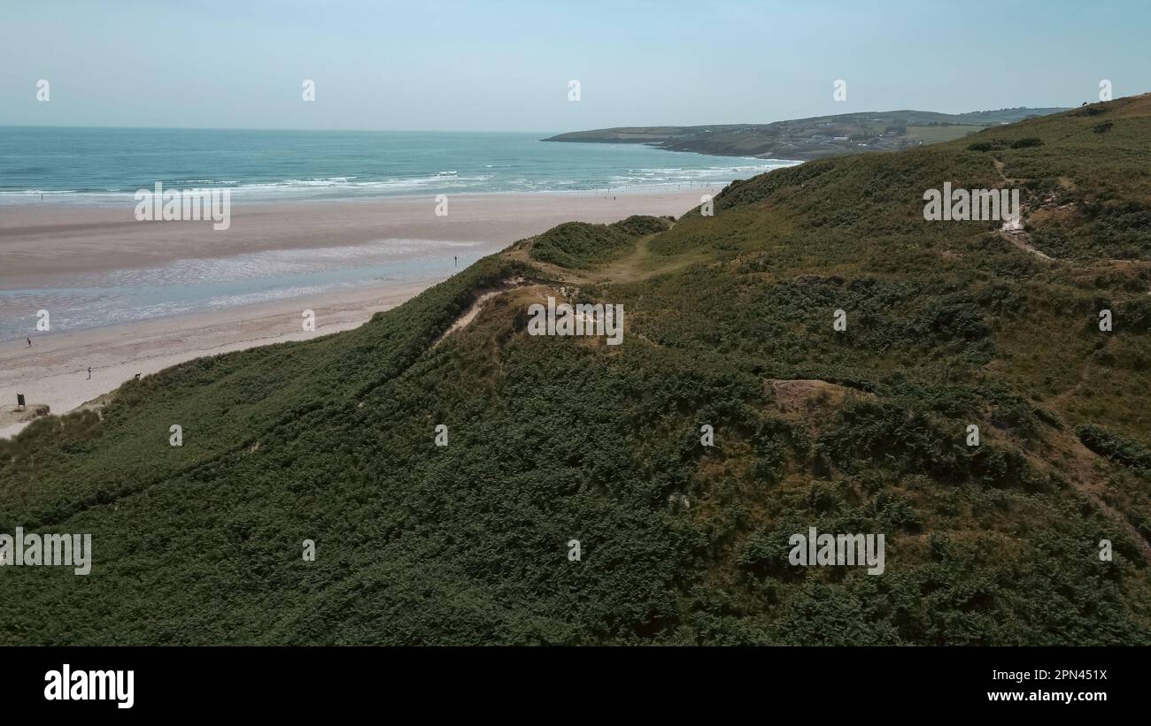Una colina cubierta de plantas en la orilla del Océano Atlántico, vista superior. Hermoso paisaje costero irlandés. Foto de stock