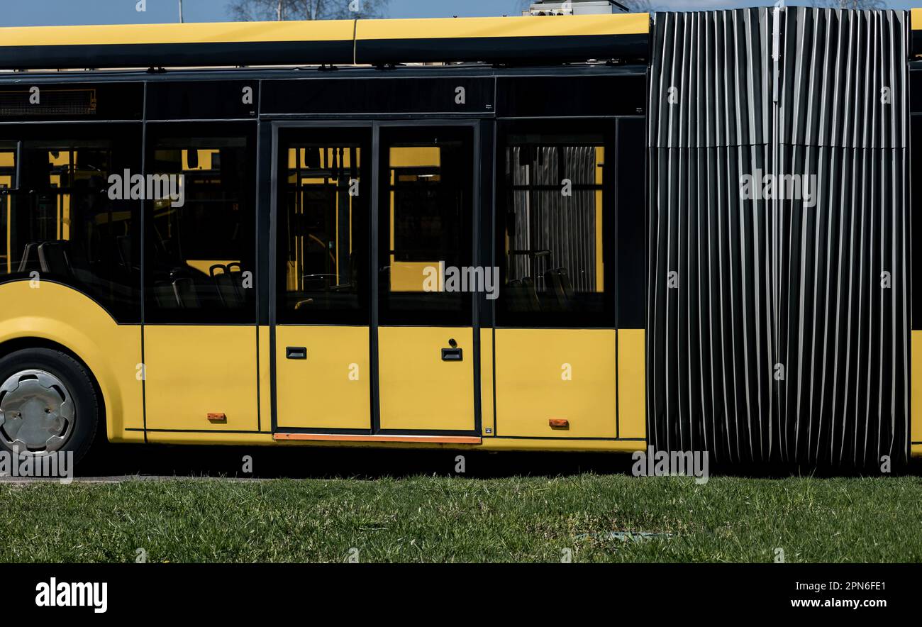 Autobús público amarillo en la calle de la ciudad Foto de stock