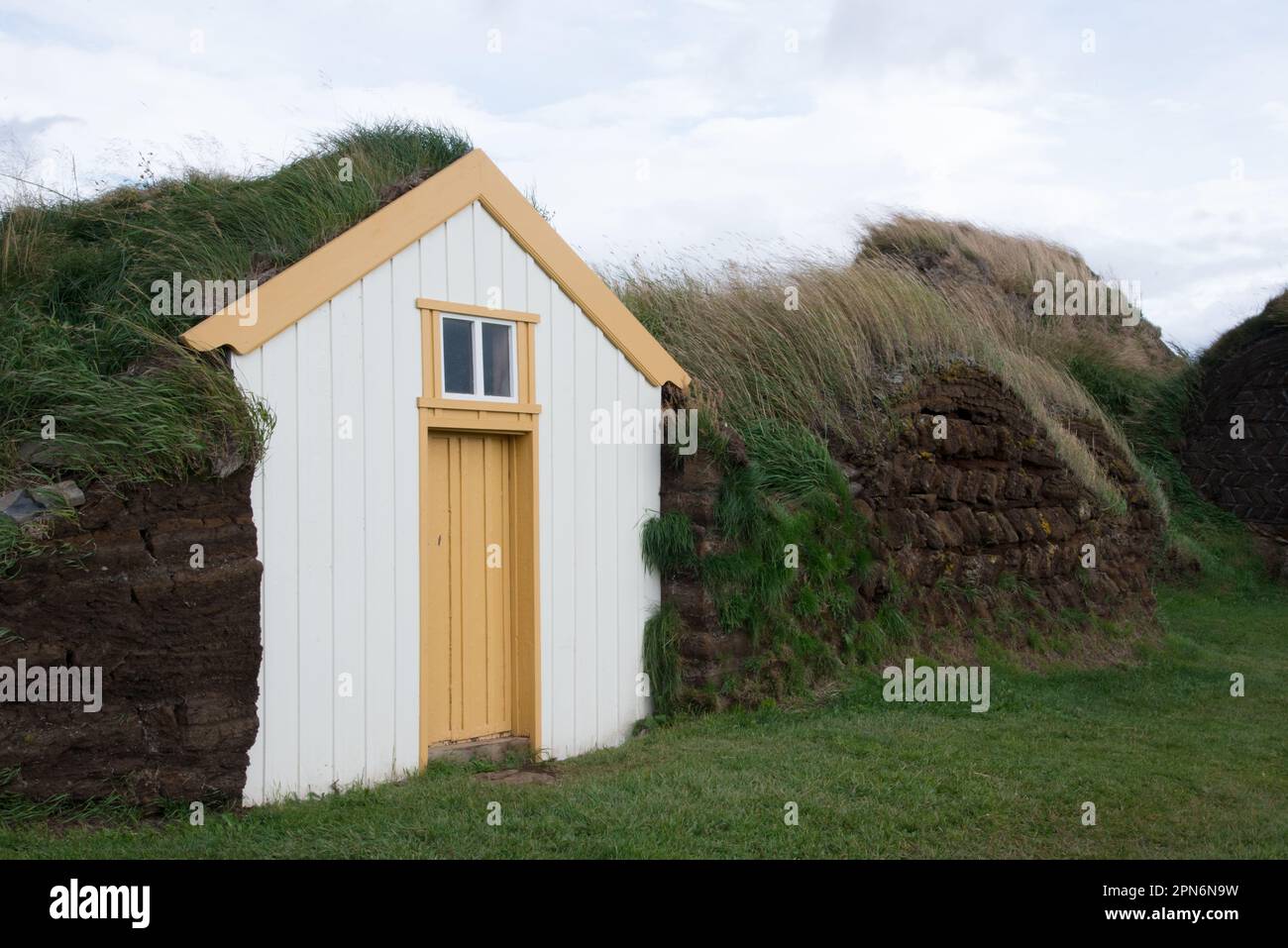 Casa de madera tradicional con techo de hierba. Islandia Foto de stock