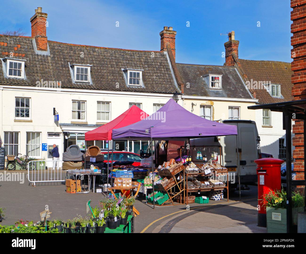 Una vista de los puestos en el día del mercado en el mercado en la ciudad de Aylsham, Norfolk, Inglaterra, Reino Unido. Foto de stock