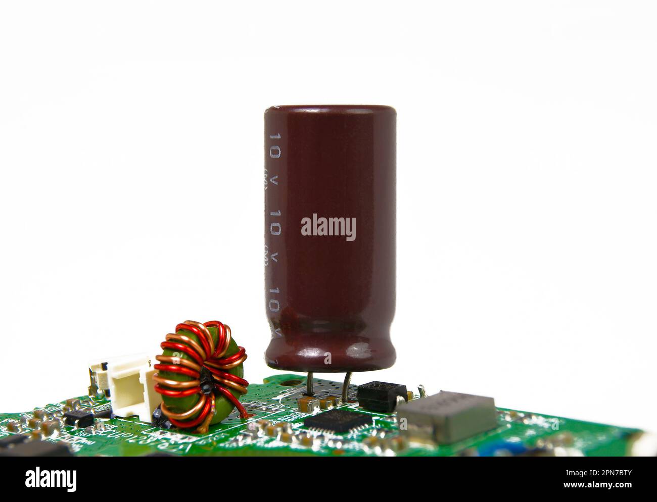 Condensadores electrolíticos sobre un fondo blanco Fotografía de stock -  Alamy