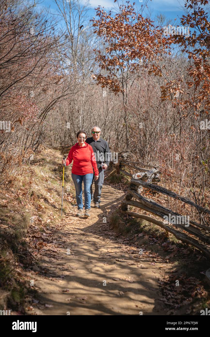 Pareja mayor está de excursión en el bosque en Carolina del Norte en otoño Foto de stock