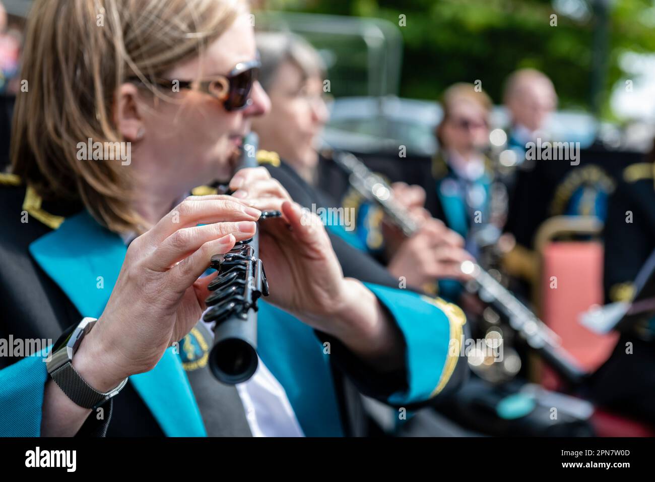 Banda de conciertos Millennium actuando en Crawley High Street para el Queens Jubilee 2022 Crawley Sx Foto de stock