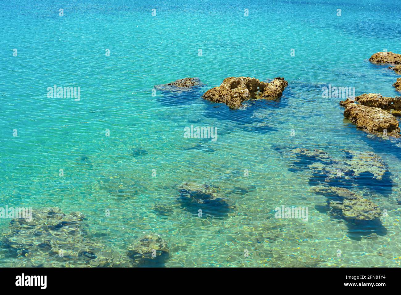 Mar verde azul claro con rocas y fondo de arena. Vista aérea, hermoso fondo de naturaleza Foto de stock
