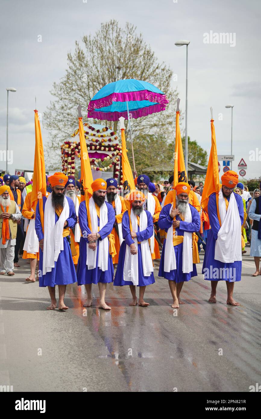 Procesión de Nagar Kirtan, evento religioso sikh en las calles de la ciudad. Marene, Italia - Abril 2023 Foto de stock