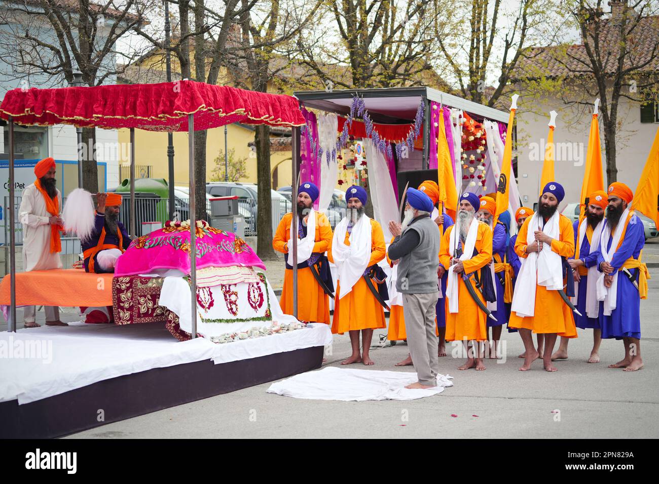 Procesión de Nagar Kirtan, evento religioso sikh en las calles de la ciudad. Marene, Italia - Abril 2023 Foto de stock