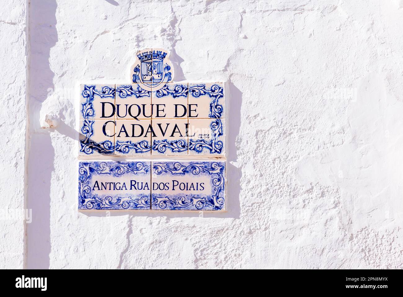 Mosaico de azulejos con los nombres de las calles. La doble nacionalidad cultural y el bilingüismo, debido a su pasado portugués, etiquetan los nombres de la calle Foto de stock