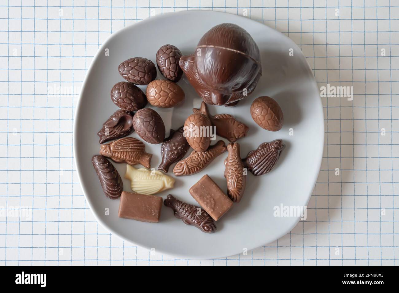 París, Francia - 04 16 2023: Postre casero. Diferentes chocolates negros y  pralines en forma de pato, huevos, pescado y mariscos en un plato  Fotografía de stock - Alamy