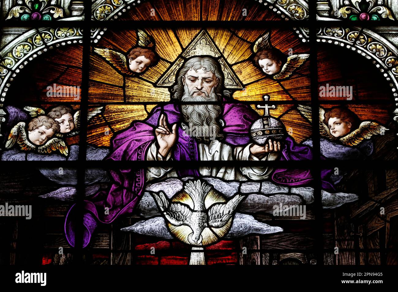 Vitrales construidos en 1920s. Vidrio de Franz Meyer Alemania.. Dios el