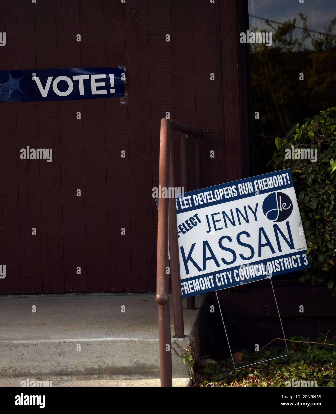 Jenny Kassan para el Concejo Municipal, cartel de campaña del Distrito 3 frente a la sede demócrata, Ohlone Área en Fremont, California, Foto de stock