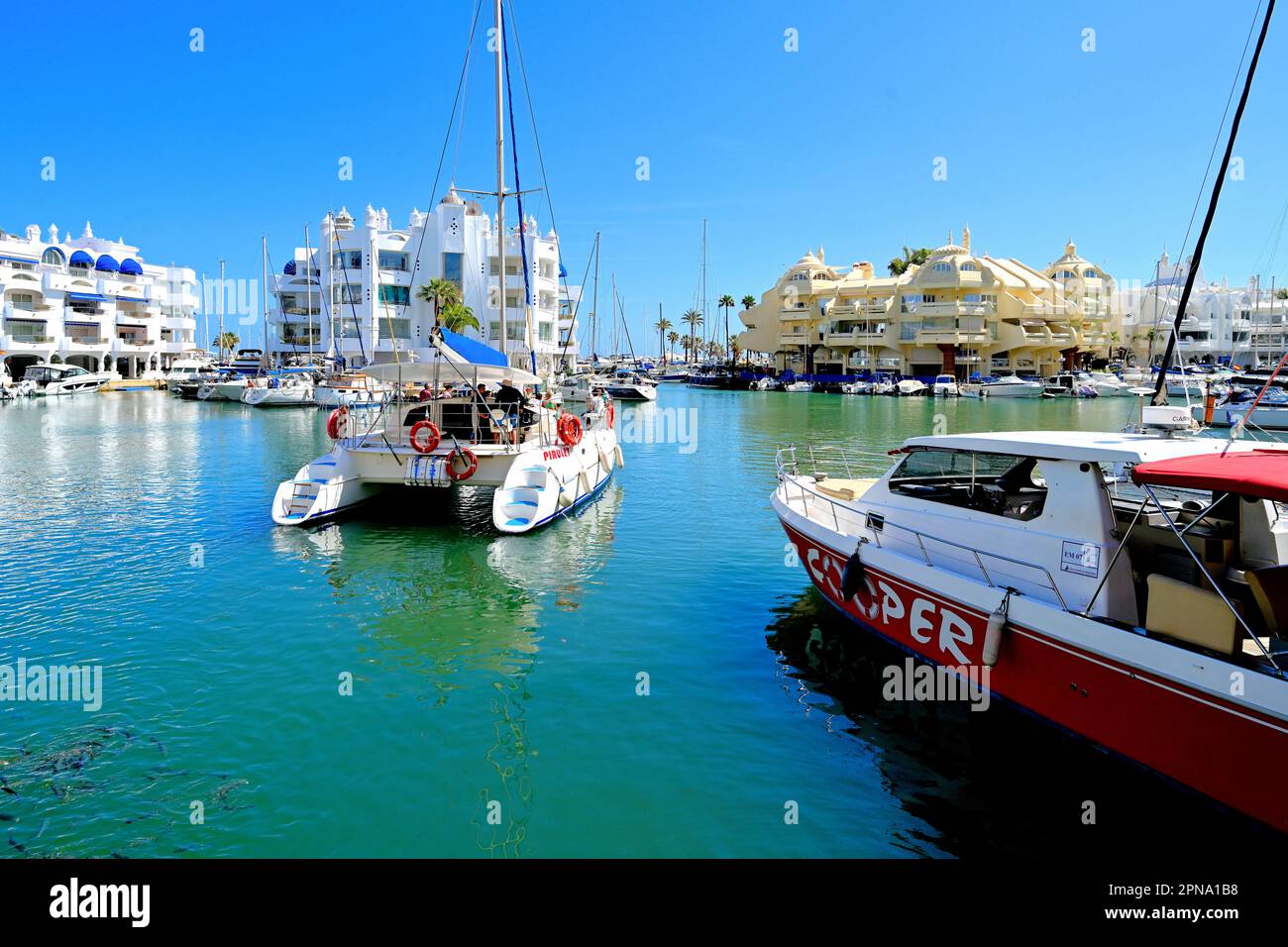 Málaga Benalmádena Yacht Marina Espectaculares edificios blancos con