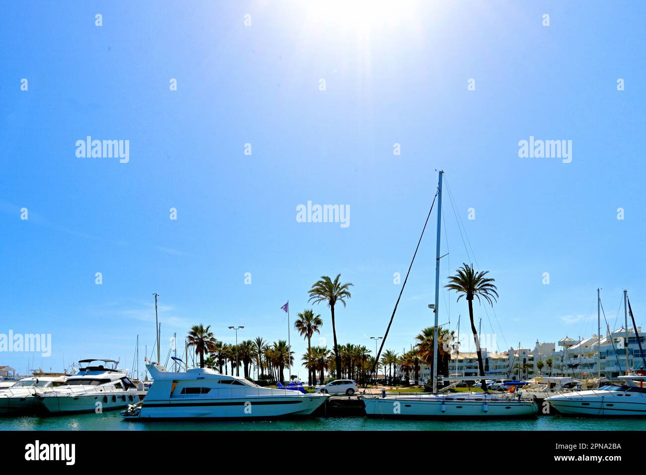 Málaga Benalmádena Yacht Marina Espectaculares edificios blancos con