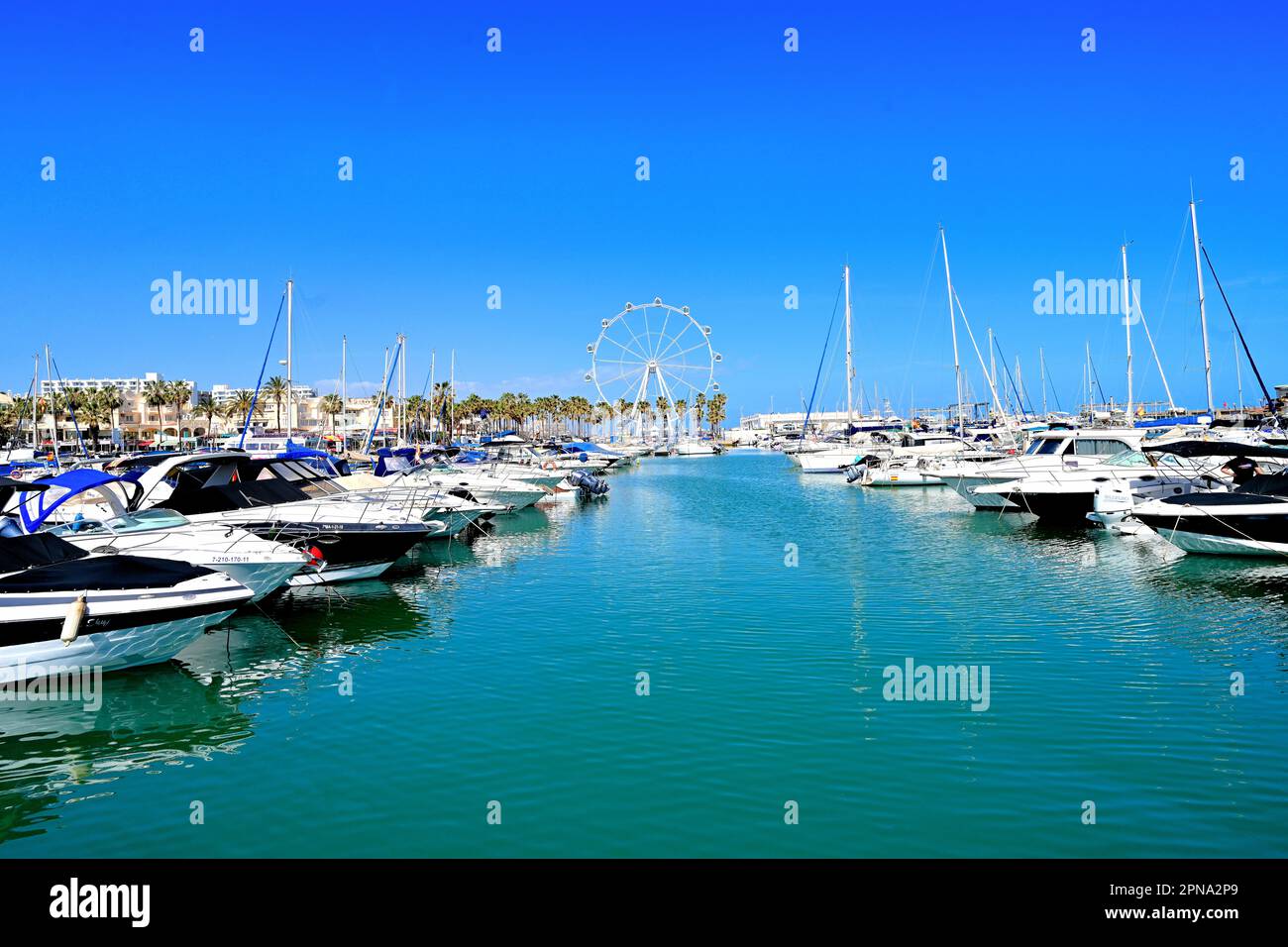 Málaga Benalmádena Yacht Marina Espectaculares edificios blancos con