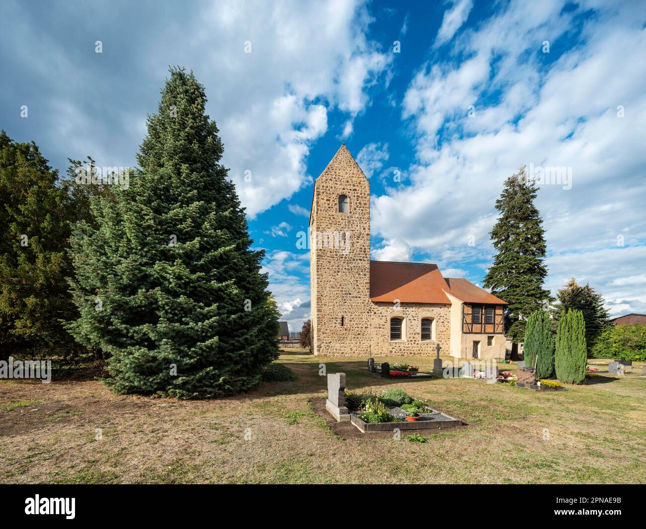 La iglesia del pueblo románico de Engersen, camino románico, Sajonia-Anhalt, Alemania Foto de stock