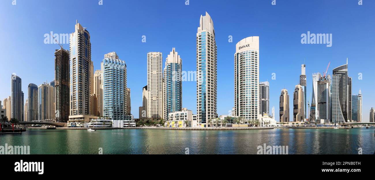 Dubai, Emiratos Árabes Unidos, 11 de enero de 2023: Paseo panorámico del puerto deportivo de Dubai en Emiratos Árabes Unidos. Edificios residenciales de gran altura, rascacielos de negocios Foto de stock