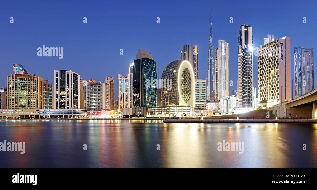 Dubai, Emiratos Árabes Unidos, enero de 12 2023: Horizonte de Dubai en la noche, Emiratos Árabes Unidos Foto de stock