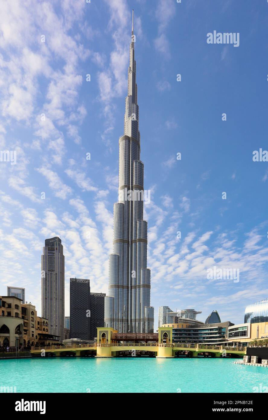 DUBAI, EMIRATOS ÁRABES UNIDOS - 11 DE ENERO de 2023: El Burj Khalifa en el centro de Dubai es el edificio más alto del mundo con 828 metros de altura. Foto de stock