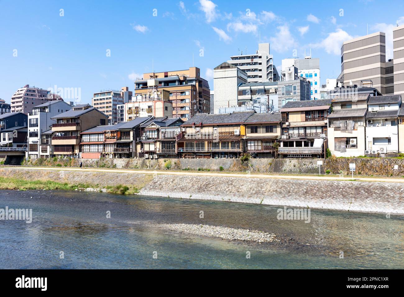 Abril 2023, Kyoto centro de la ciudad de Japón con el río Kamo que corre a través del centro de Kyoto, restaurantes y tiendas bordean el paseo del río, Japón Foto de stock