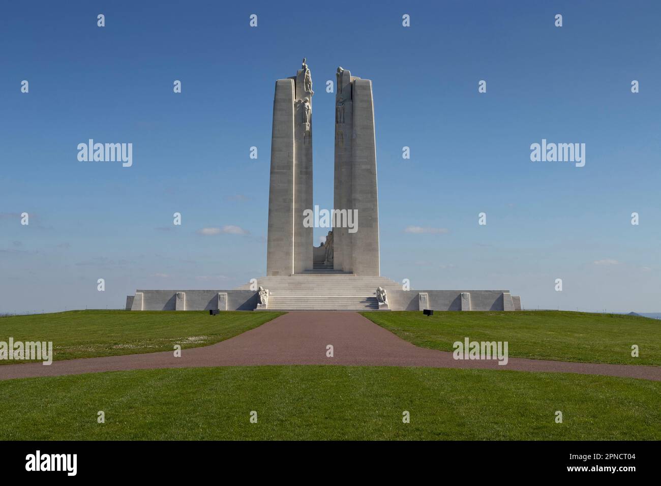 LENS, FRANCIA, 3 DE ABRIL de 2023: Vista frontal del monumento nacional canadiense Vimy en Vimy Ridge, cerca de Vimy, Francia. Diseñado por Walter Seymour Allward IT Foto de stock