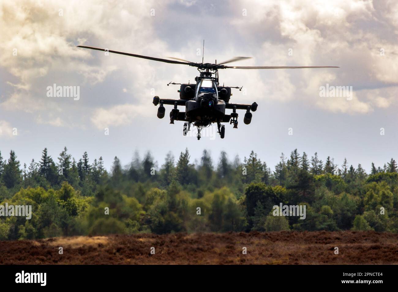 Boeing AH-64 Appache helicóptero de ataque flotando. Veluwe, Países Bajos - 17 de septiembre de 2022 Foto de stock