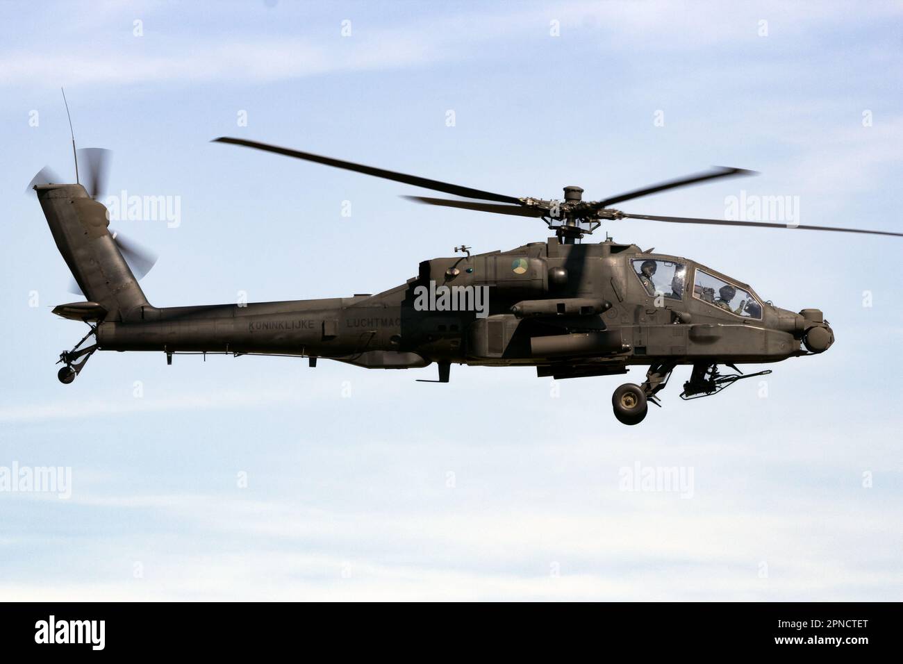 Helicóptero de ataque Boeing AH-64D Apache en vuelo. Gilze-Rijen, Países Bajos - 7 de septiembre de 2016 Foto de stock