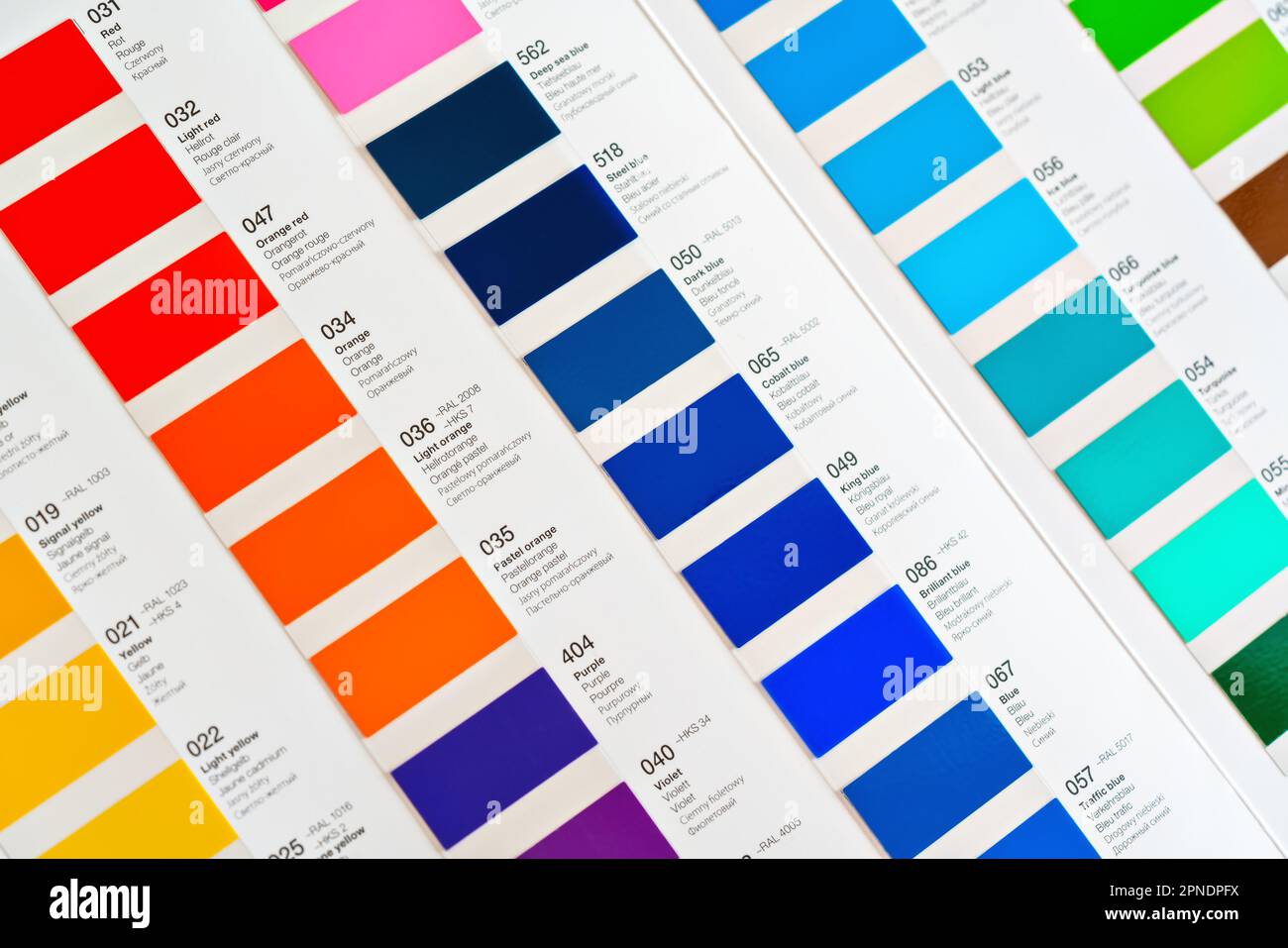 Muestras de colores vibrantes - película adhesiva - con nombres de colores  en inglés, alemán, francés, polaco y ruso, detalle de primer plano  Fotografía de stock - Alamy