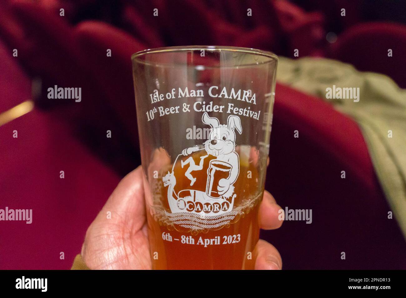 Un vaso impreso con cerveza en el Festival de la Cerveza de la Isla de Man de Campaign for Real Ale (CAMRA), 2023, Villa Marina, Douglas, Isla de Man Foto de stock