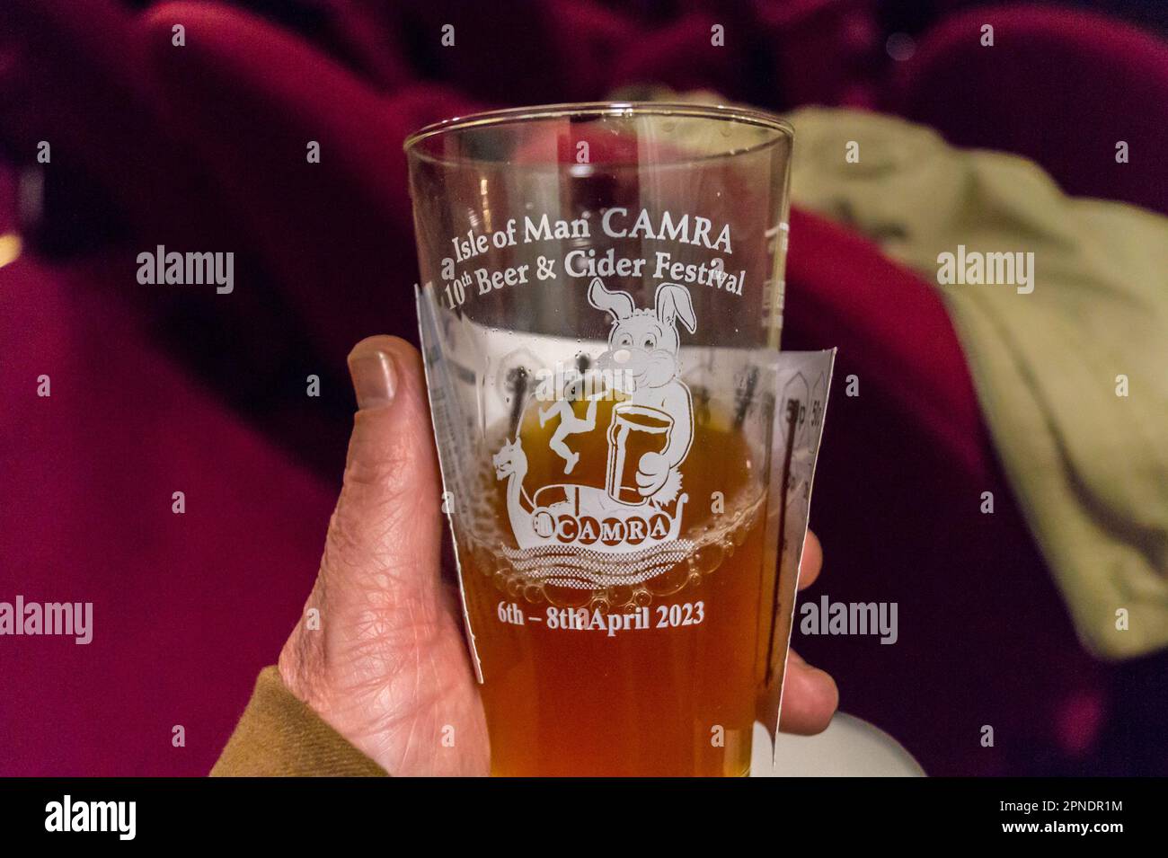 Un vaso impreso con cerveza en el Festival de la Cerveza de la Isla de Man de Campaign for Real Ale (CAMRA), 2023, Villa Marina, Douglas, Isla de Man Foto de stock