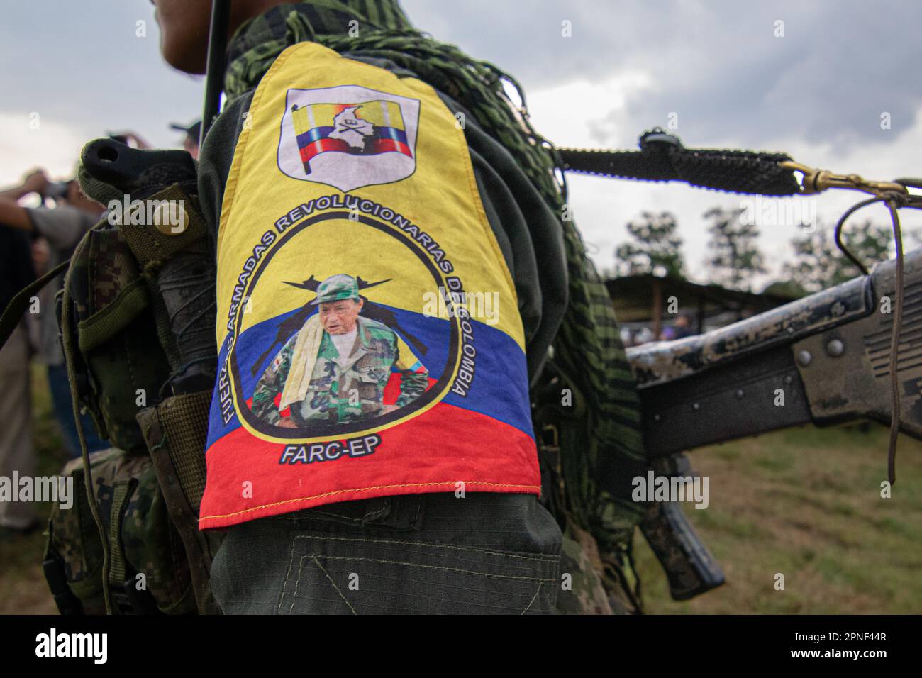Un miembro de la guerrilla de las FARC-EP durante el anuncio del Estado Mayor Central de las FARC (EMC) de abrir conversaciones de paz con el gobierno colombiano durante una asamblea en San Vicente del Caguán, Colombia, el 16 de abril de 2023. Foto por: Sebastian Marmolejo/Long Visual Press Foto de stock