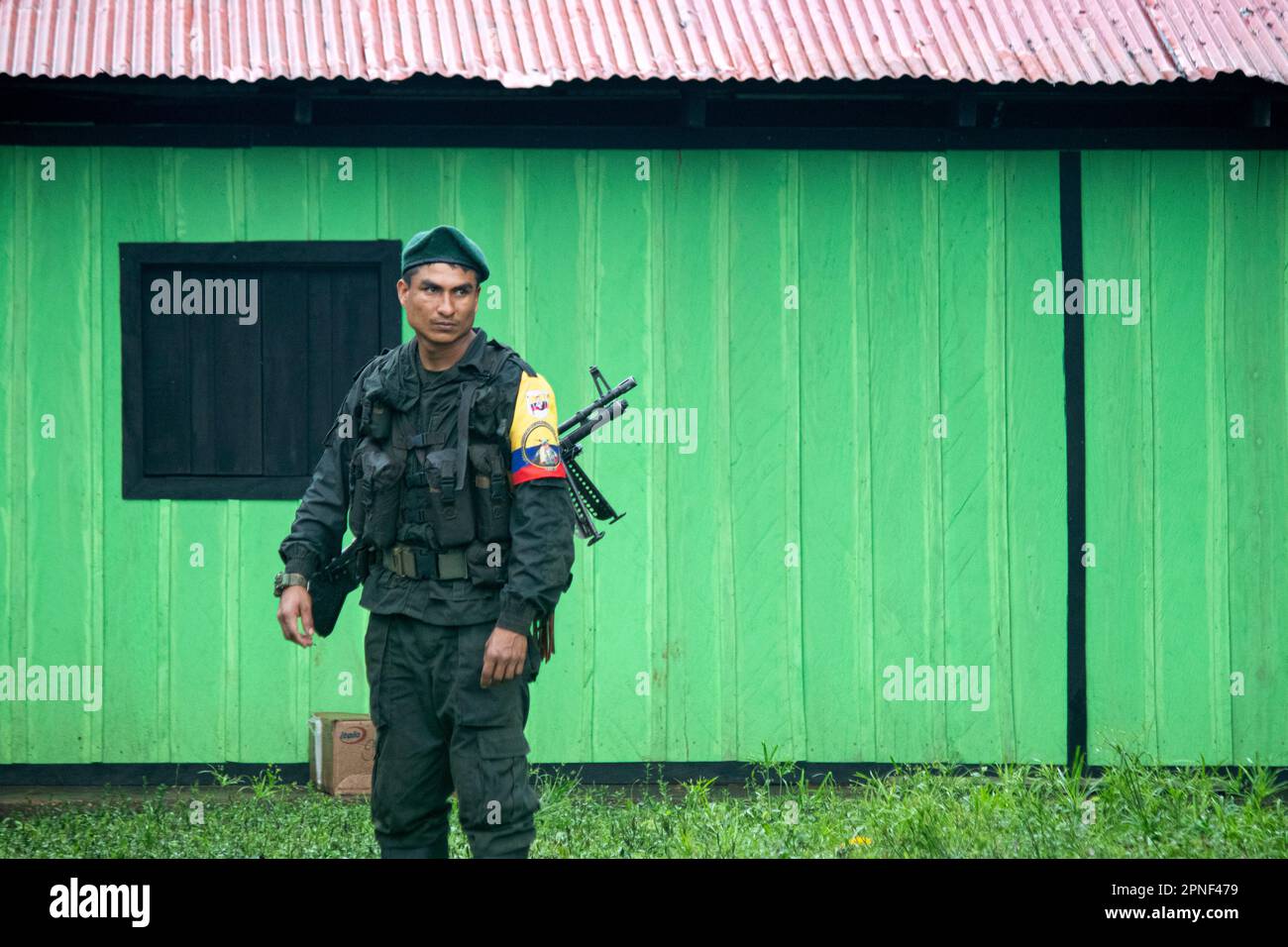 Un guerrillero de las FARC-EP durante el anuncio del Estado Mayor Central de las FARC (EMC) de iniciar conversaciones de paz con el gobierno colombiano durante una asamblea en San Vicente del Caguán, Colombia, el 16 de abril de 2023. Foto por: Sebastian Marmolejo/Long Visual Press Foto de stock