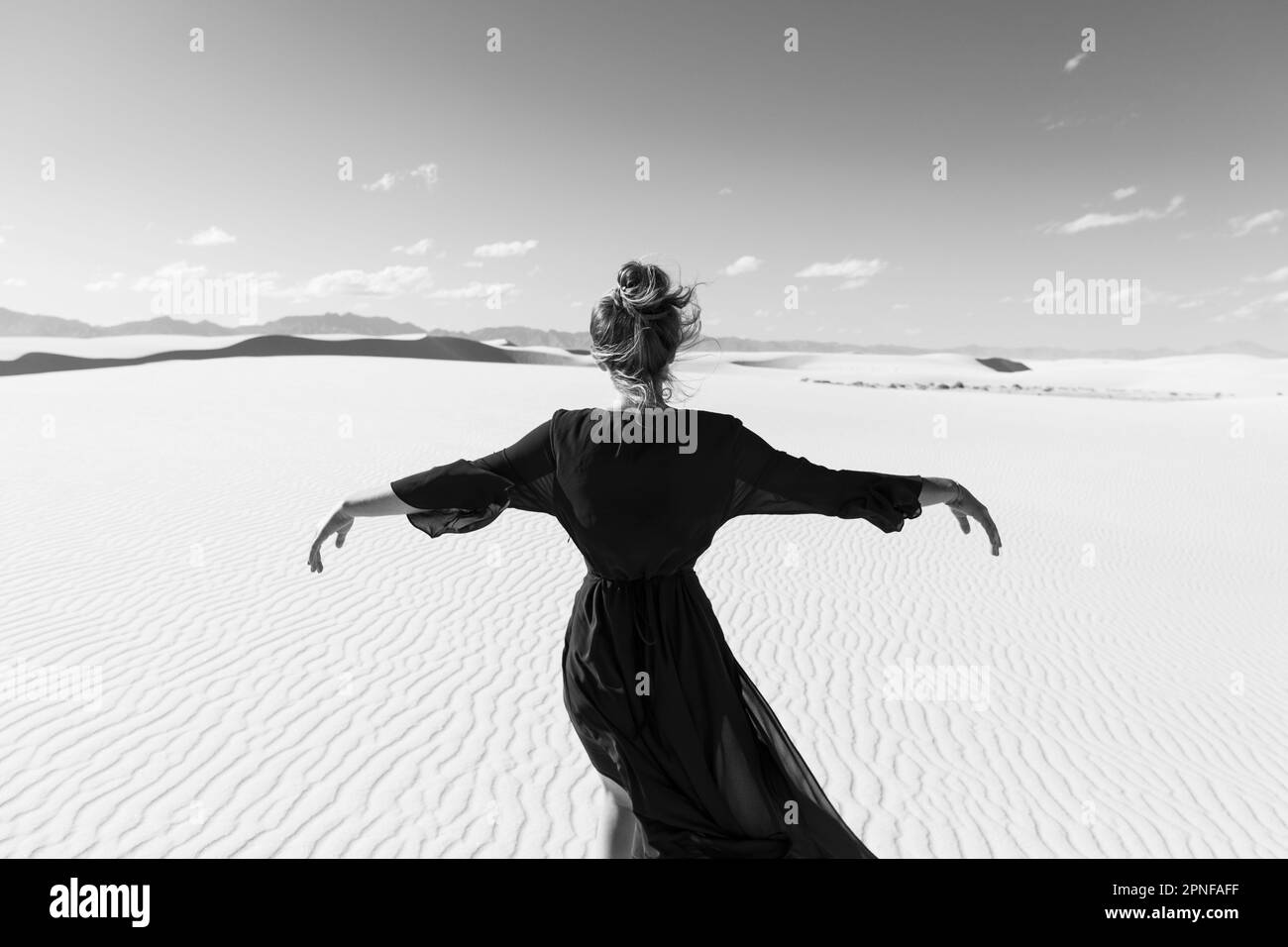 Estados Unidos, Nuevo México, Parque Nacional White Sands, adolescente bailando Foto de stock