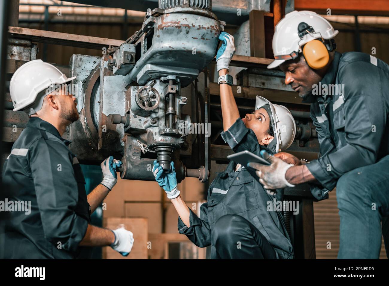 Los técnicos de ingeniería utilizan varias herramientas manuales y