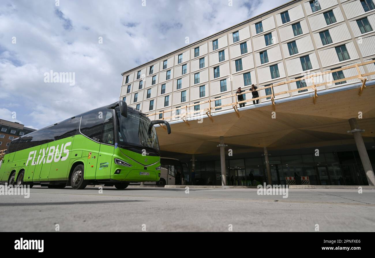 PRODUCCIÓN - 18 de abril de 2023, Hesse, Frankfurt/Main: Un Flixbus sale de  la estación de autobuses de larga distancia en la estación principal de  trenes de Frankfurt. La estación de autobuses