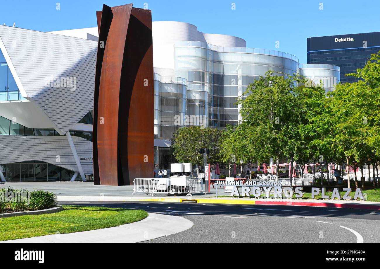 COSTA MESA, CALIFORNIA - 3 ABR 2023: Argyros Plaza con el Museo de Arte del Condado de Orange, Segerstrom Concert Hall, Connector Sculpture visto desde la Avenida Foto de stock