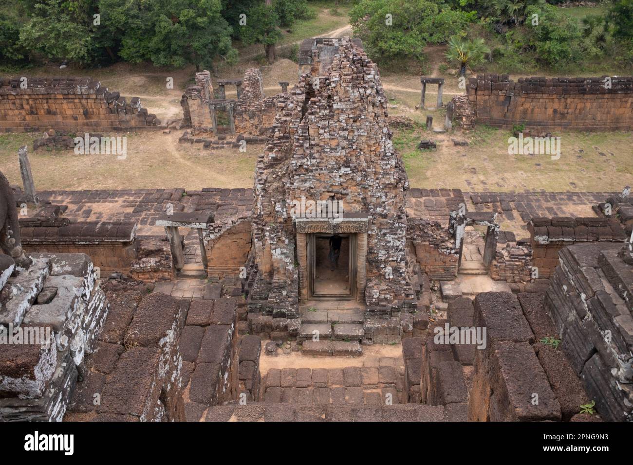 Camboya: Pre RUP (un templo originalmente dedicado al dios hindú Shiva), Angkor. Pre RUP fue construido como el templo estatal del rey jemer Rajendravarman y dedicado en 961 o principios de 962. Es un templo de montaña de construcción combinada de ladrillo, laterita y arenisca. Fue dedicado al dios hindú Shiva, y probablemente se encuentra en un antiguo ashram shaivita, construido por Yasovarman I en el siglo anterior. Foto de stock