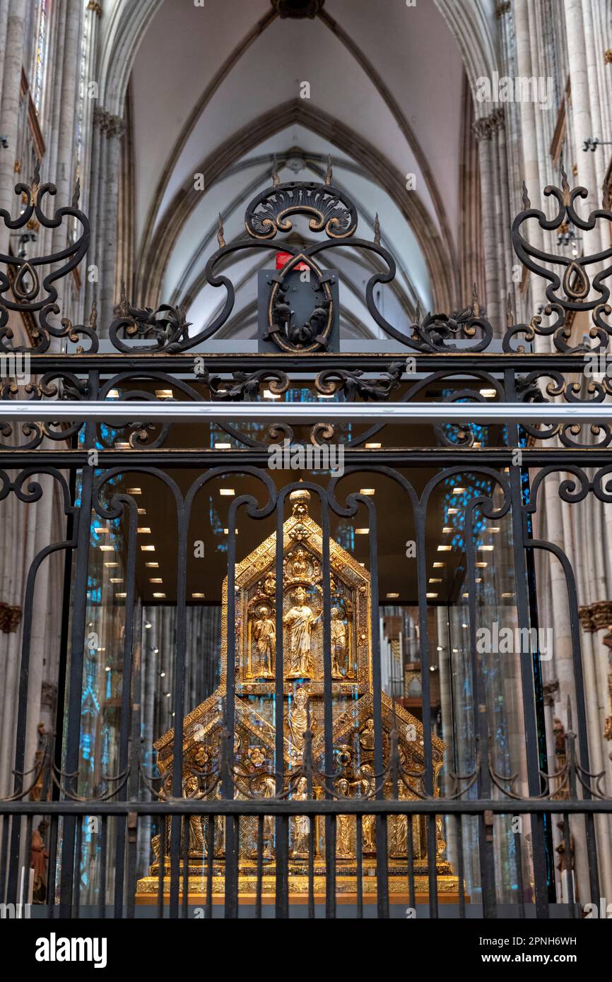 El Santuario de los Reyes Magos en Colonia Cathdreal en 6 de abril de 2023 en Colonia, Alemania. El Santuario de los Tres Reyes también conocido como Der Dreikönigenschrein, o Tumba de los Tres Reyes Magos es un relicario que tradicionalmente se cree que contiene los huesos de los Reyes Magos Bíblicos, también conocidos como los Tres Reyes o los Reyes Magos. El santuario es un gran sarcófago triple dorado y decorado colocado encima y detrás del altar mayor de la catedral de Colonia en el oeste de Alemania. Construido aproximadamente entre 1180 y 1225, se considera el punto más alto del arte de Mosan y el relicario más grande del mundo occidental. Foto de stock