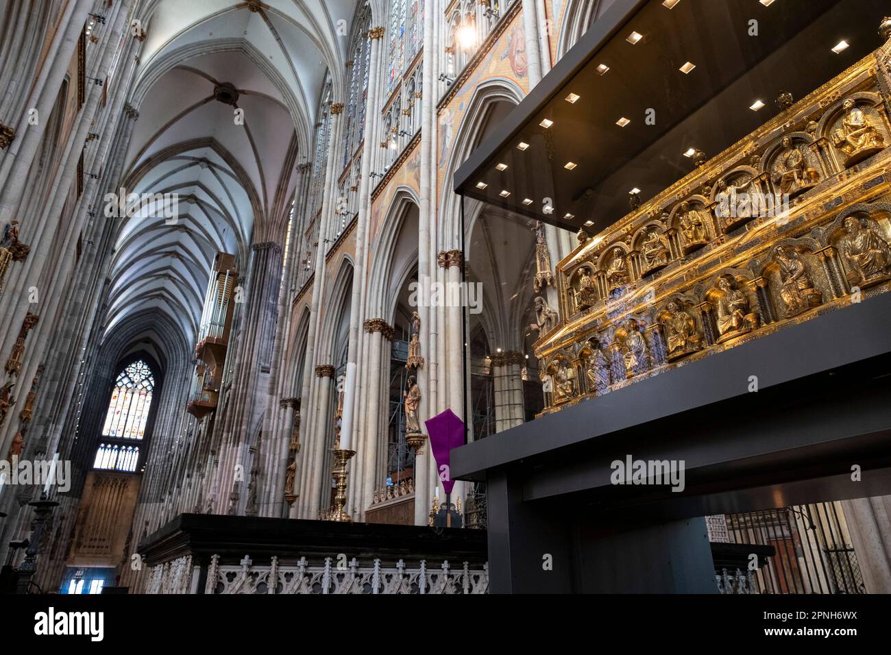 El Santuario de los Reyes Magos en Colonia Cathdreal en 6 de abril de 2023 en Colonia, Alemania. El Santuario de los Tres Reyes también conocido como Der Dreikönigenschrein, o Tumba de los Tres Reyes Magos es un relicario que tradicionalmente se cree que contiene los huesos de los Reyes Magos Bíblicos, también conocidos como los Tres Reyes o los Reyes Magos. El santuario es un gran sarcófago triple dorado y decorado colocado encima y detrás del altar mayor de la catedral de Colonia en el oeste de Alemania. Construido aproximadamente entre 1180 y 1225, se considera el punto más alto del arte de Mosan y el relicario más grande del mundo occidental. Foto de stock