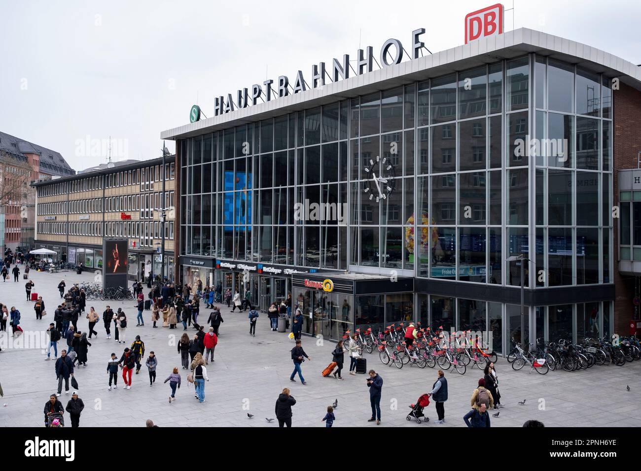 Gente en la plaza fuera de la estación central de Colonia en 6 de abril