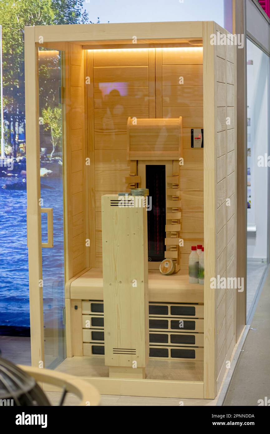 Cabina interior de sauna de infrarrojos fotografías e imágenes de alta  resolución - Alamy